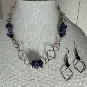 Hammered abstract vibe silvertone purple bead necklace